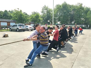 勞動(dòng)最美、團(tuán)結(jié)拼搏”拔河比賽