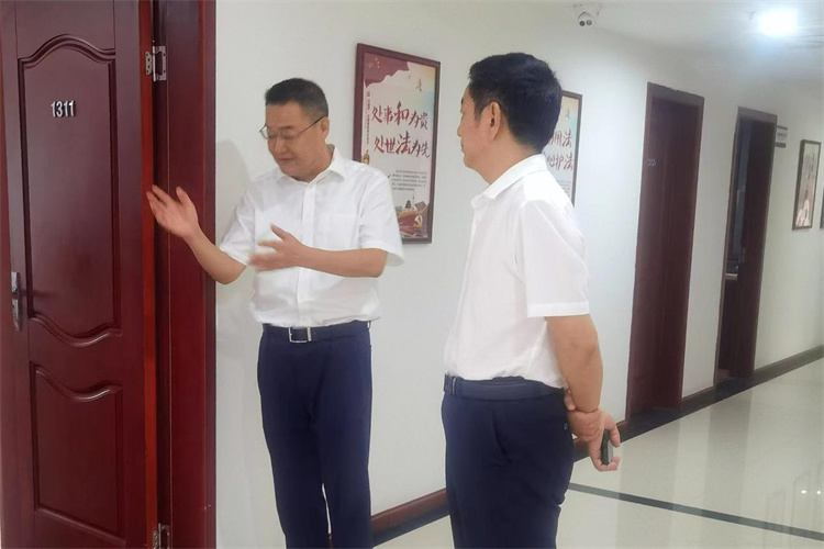 省供銷社黨組成員、機(jī)關(guān)黨委書記李先明帶隊(duì)檢查指導(dǎo)棉麻集團(tuán)安全生產(chǎn)工作